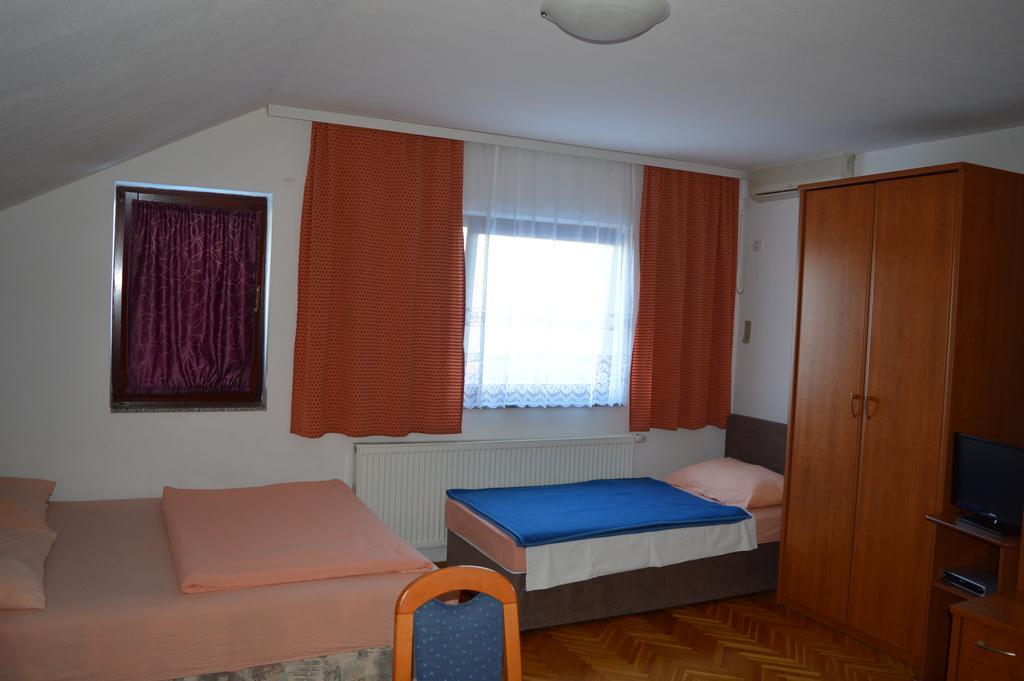 Bed and Breakfast Pansion Antonio Славонський Брод Екстер'єр фото